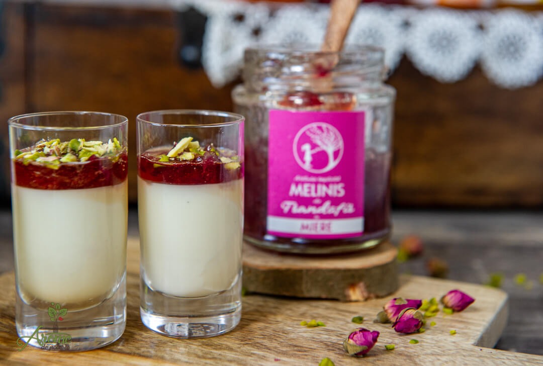 Ashta Lebanese cream with milk and rose hips