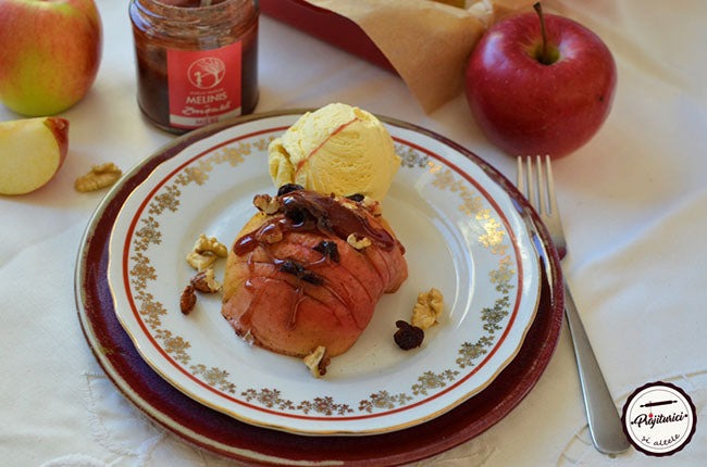Baked apples with honey and ice cream
